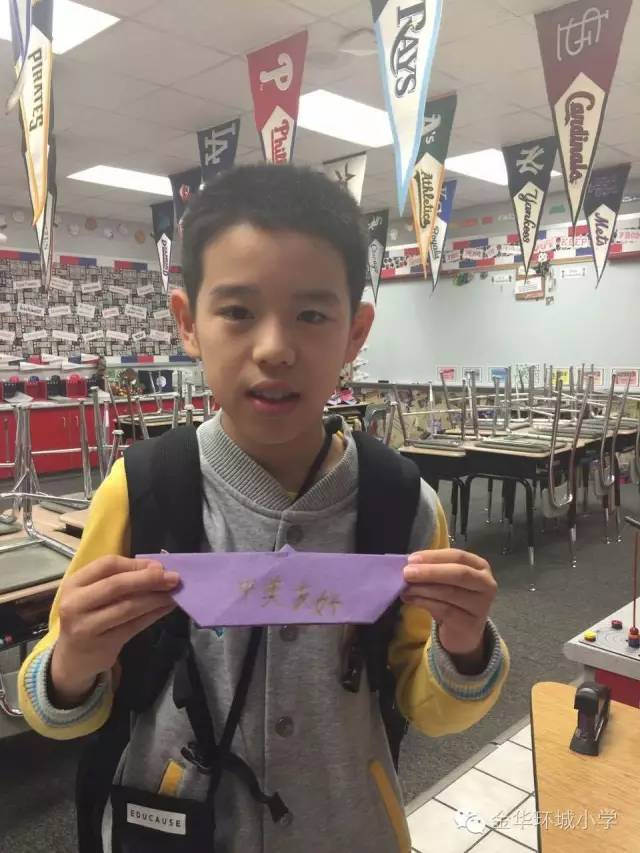 这位小程同学给班上每一位同学折了艘"友谊之船",写上自己的祝福,小小