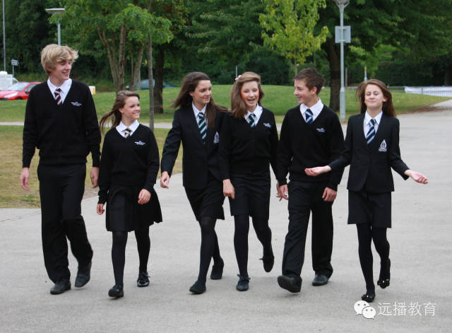 英国校服款式经典,简洁大方,中学生必须穿着正统西式校服,男生为正统