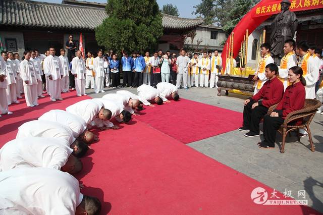 弟子向师父,师母行跪拜礼