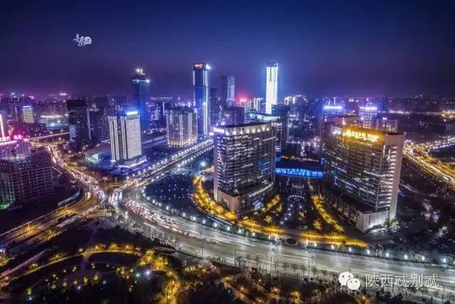 高新区地处西安繁华商贸地段,傍晚的 唐延路车水马龙,好不热闹.