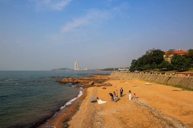 赤礁,细浪,彩帆,金沙滩构成青岛亮丽的海滨风景线.