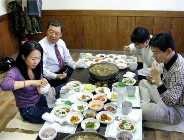 为什么日本人韩国人吃饭喜欢用那么多碟碗
