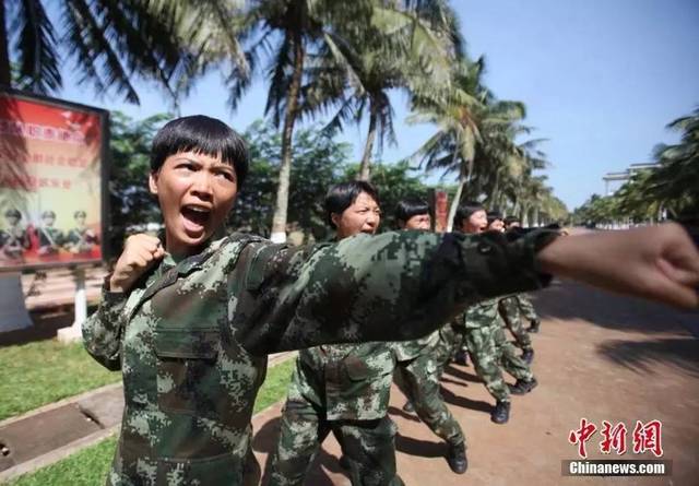 探访武警海南省总队新训女兵镜头下英气十足