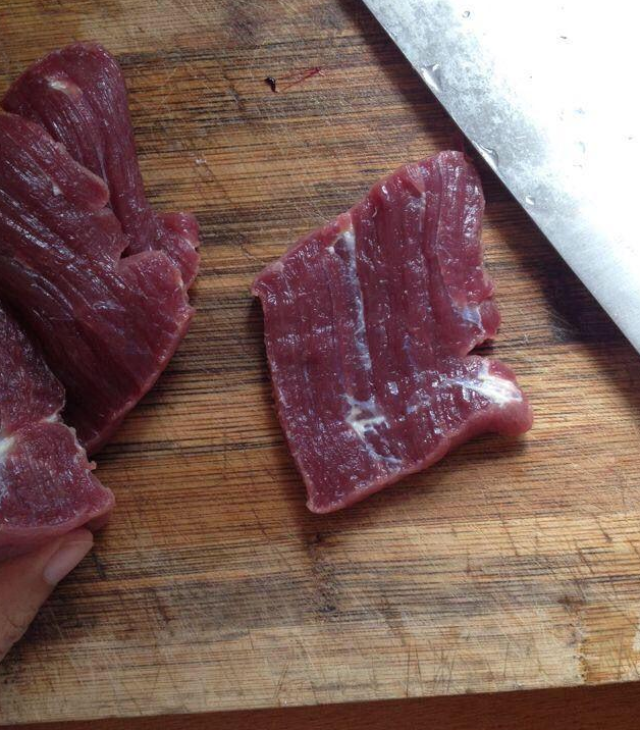 把牛肉切成差不多一厘米的厚度先切片(牛肉最好选择牛里脊比较嫩)