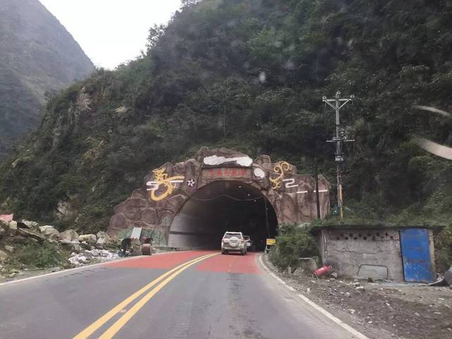 四姑娘山红叶已初成形,新映卧路,巴朗山隧道畅通