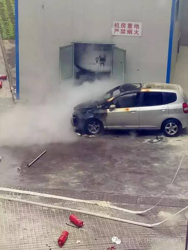 突发:莒县中医院一辆轿车发生燃烧爆炸,人也伤了