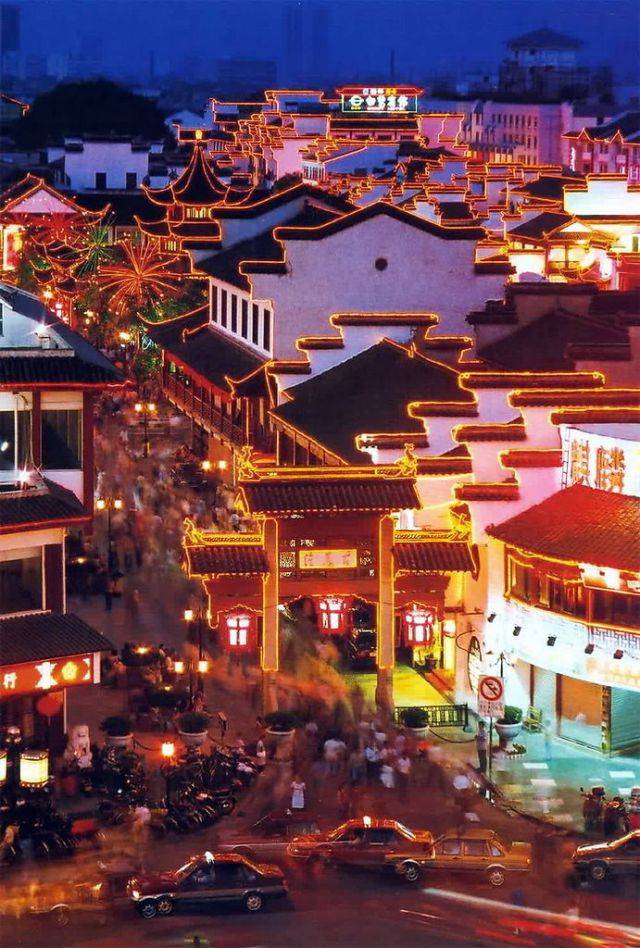 4  南京夫子庙小吃街,夫子庙秦淮风味小吃是我国四大小吃群之一.