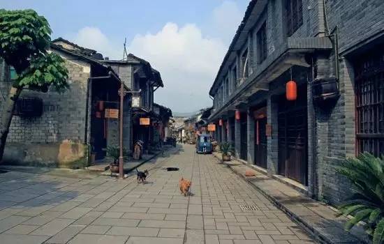 "雨歇村南大港头,湖光掩映夕阳楼.客船风送春帆饱,讶带瓯城雪影来.