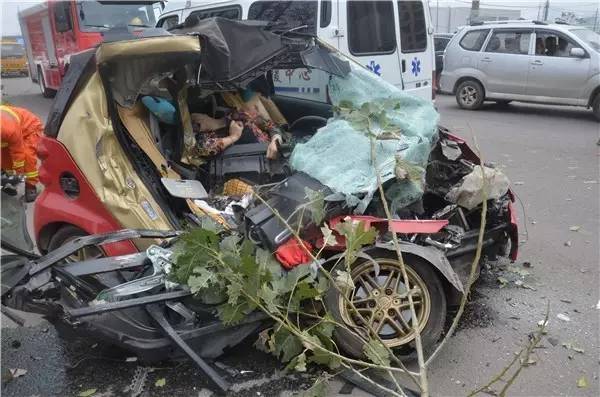 南昌发车惨烈车祸!奔驰小车与水泥搅拌车相撞,小车司机当场身亡