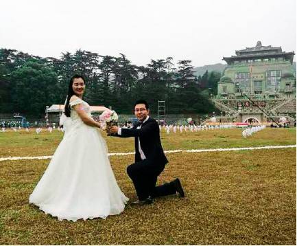 武汉大学举办亚洲最大规模校园婚礼