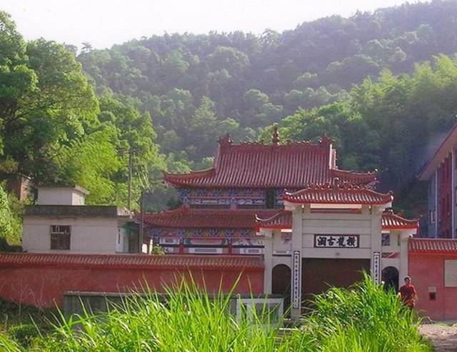 萍城有横龙寺,绝世而独立