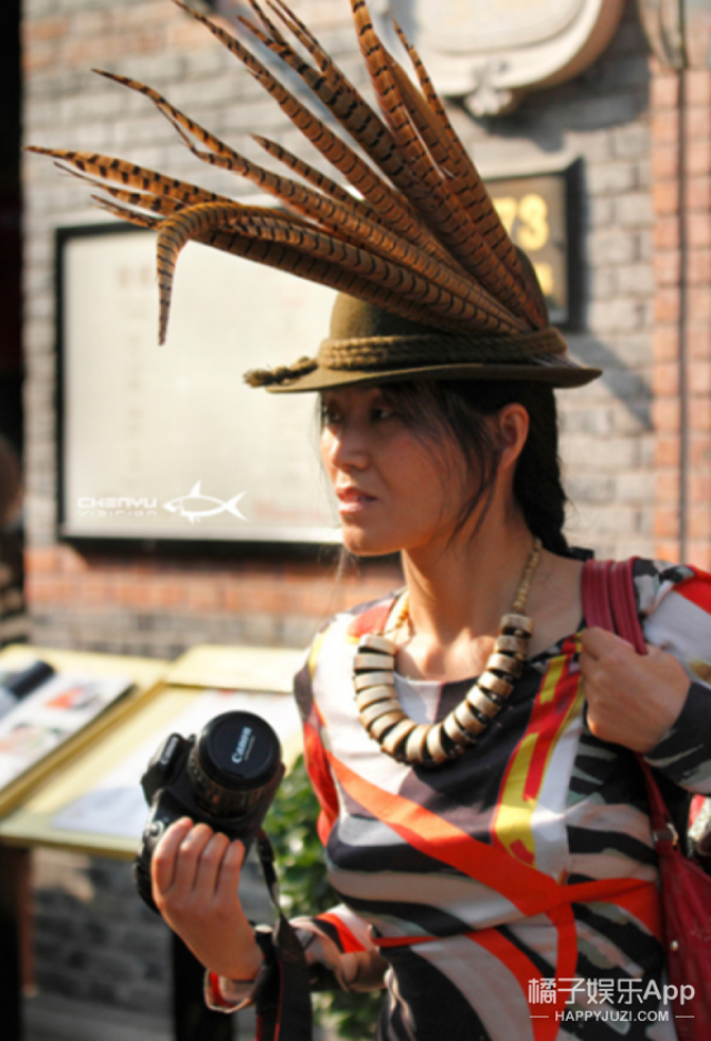 专访王丽丽:她是头插羽毛的怪咖,也是上海时装周最火的街拍摄影师!