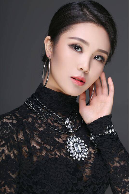 艺人档案:中国内地女歌手 高兰萨朵