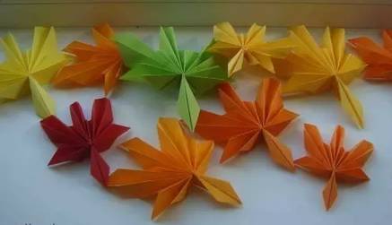 【手工制作】用彩纸给小朋友们折出可爱的枫叶吧
