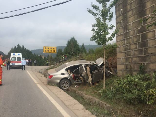 巴中一宝马车发生车祸,致2人死亡