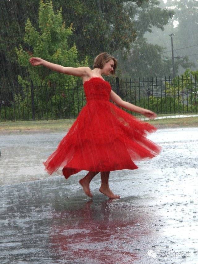 "  在雨中跳舞.