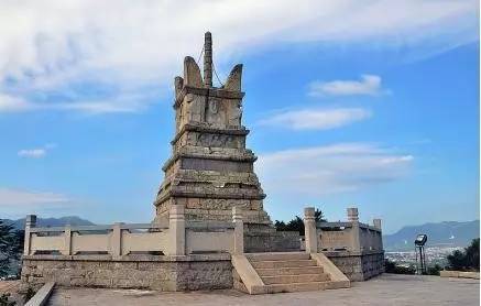 境内有塔斗山风景区,溪海汇流,海滨观潮等自然观,有国家级文物保护