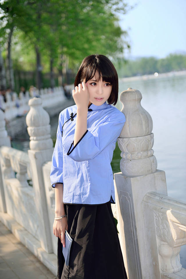 民国时期的女学生的发型大都是齐耳短发加上浓密的齐刘海,穿着是蓝色