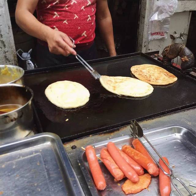 位于迎屏巷,还有这么家小摊,卖着原始地道的鸡蛋灌饼,微博一发出来