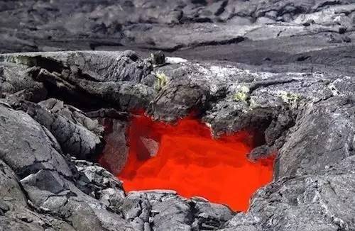 瑟斯顿岩浆隧道和 火山溶洞让你一览曾经从地心喷薄而出的岩浆通道