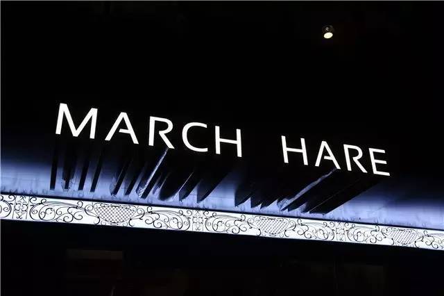 march hare意为"三月兔" 是《爱丽丝梦游仙境》中的一只兔子 说到这只