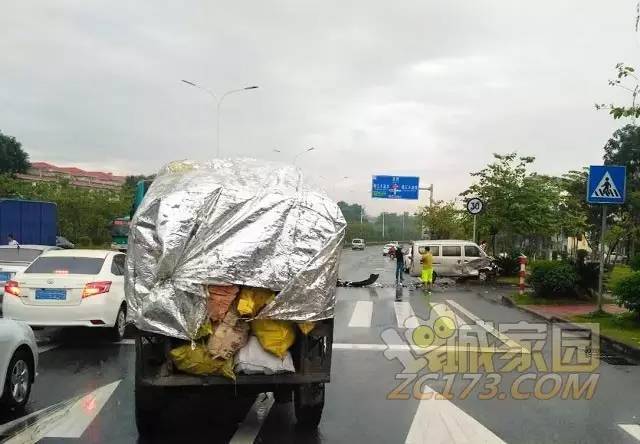 今天下午 增城增江街广汕路(珠江学院路段)发生一起车祸 黑色小车