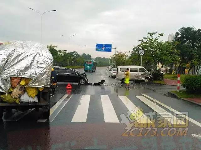 今天下午 增城增江街广汕路(珠江学院路段)发生一起车祸 黑色小车