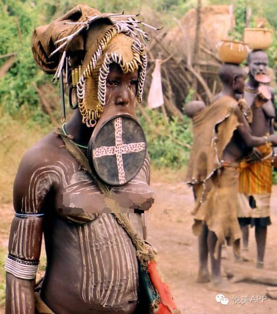 女性佩戴唇盘是埃塞俄比亚苏里部落的一个习俗,"大盘嘴"在那里被视为