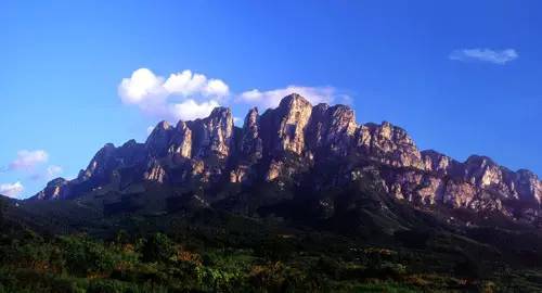 庐山位于九江市,山体呈椭圆形,典型的地垒式块段山,长约25公里,宽约