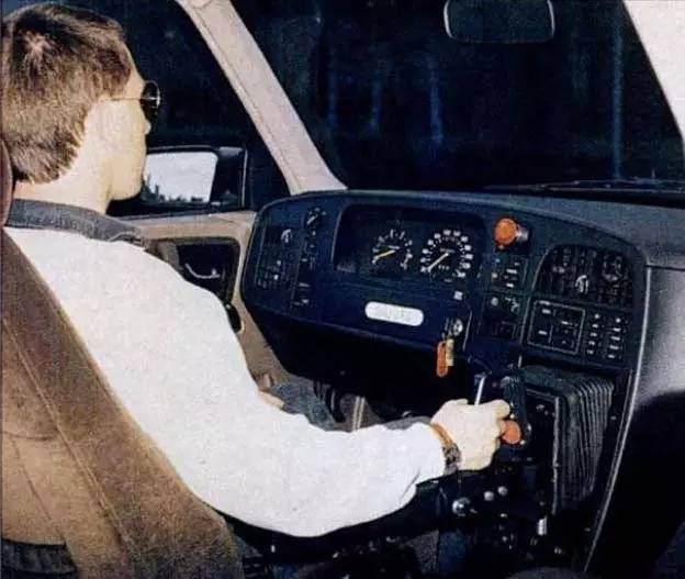 于1985年发布的mx-03概念车的方向盘,就借鉴了许多飞机方向舵的设计