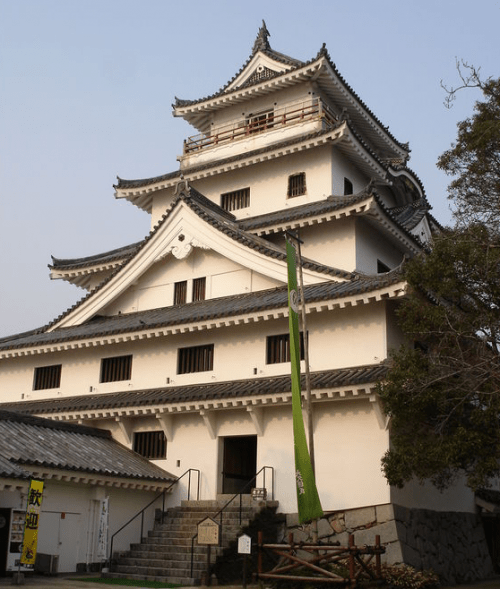 金阁寺的翻修对比照片 而著名的日本战国时期修建的大型城堡天守阁