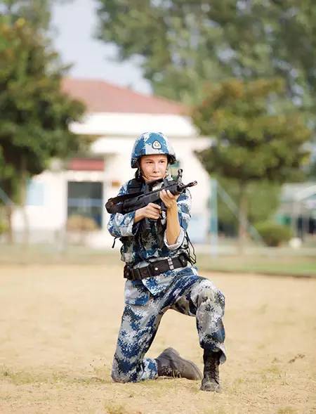 张蓝心和大白杨的跪姿射击