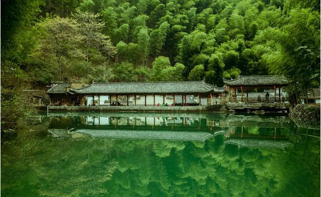 雨中新安江湖边古村落别有情调,暮色里细雨划分两种情景,一边灯火辉煌