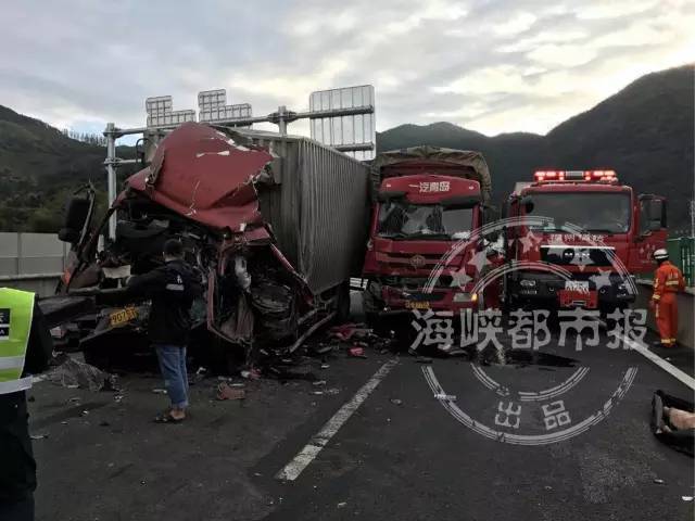 事故中,两辆大货车追尾了前方同一部货车,其中被追尾车辆的右后方的一