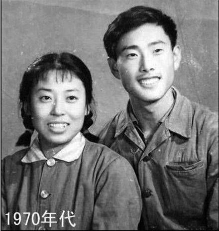 70年代婚纱照 70年代的婚礼就是制服 开会 喜糖,两人坐在一起,头一靠