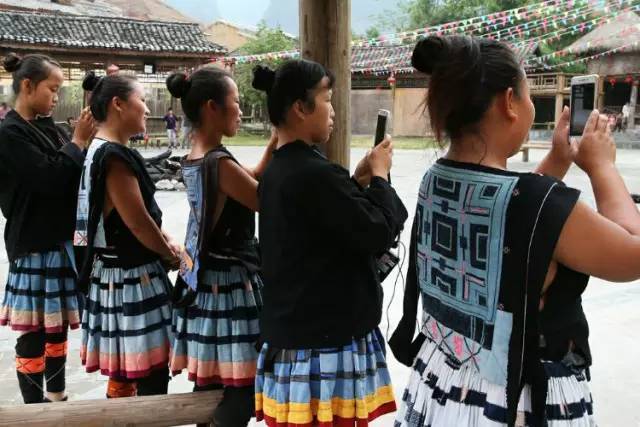 瑶族女子的上衣由两片布料松散地伴联在一起,侧视曲线历历.