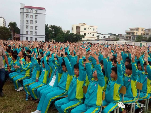 海南省人才战略研究会等单位承办,万宁市第二中学全体师生及800多名