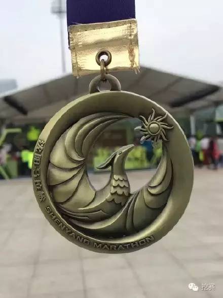 奖牌设计的主元素是一只 太阳鸟,源于沈阳新乐遗址出土的太阳鸟木雕