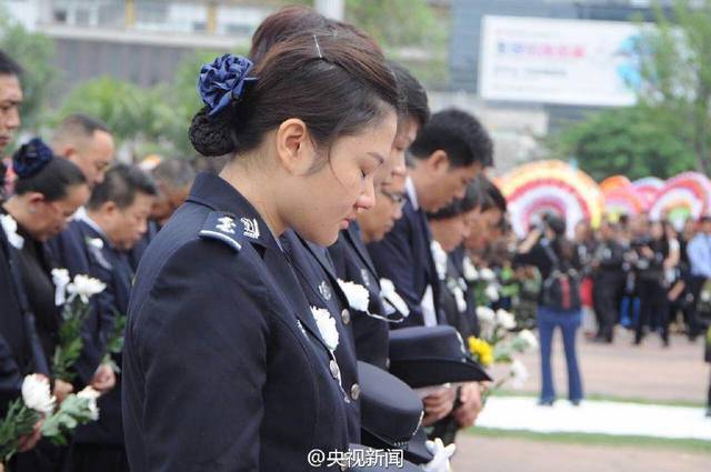 向缉毒警察致敬,万人送别牺牲缉毒民警