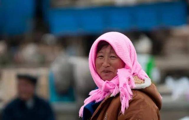 北方妇女冬天为啥爱扎红头巾?丨豫记
