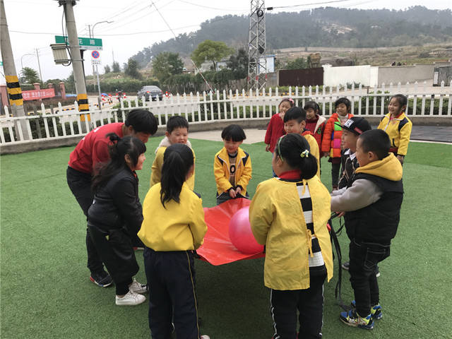 开发区馨贝儿幼儿园情商游戏课:众星捧月