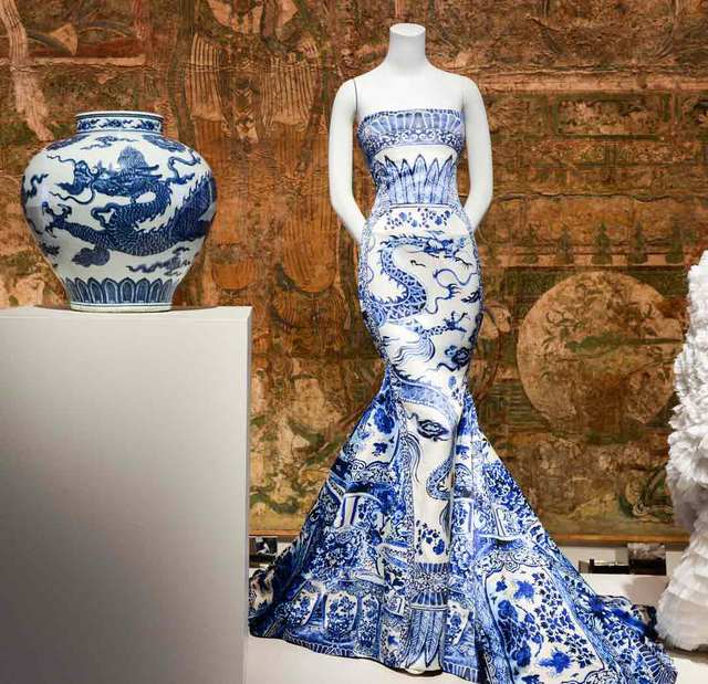 alexander mcqueen 2011秋冬系列,可以看到中国元素青花瓷.