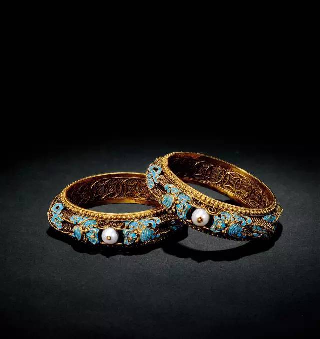 这些宫廷首饰造型十分高贵典雅,做工也及其细致入微,其所用的金银珠宝