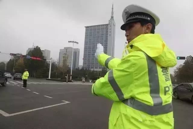 萌娃三问"怪"蜀黍:交警为啥要穿绿衣服?