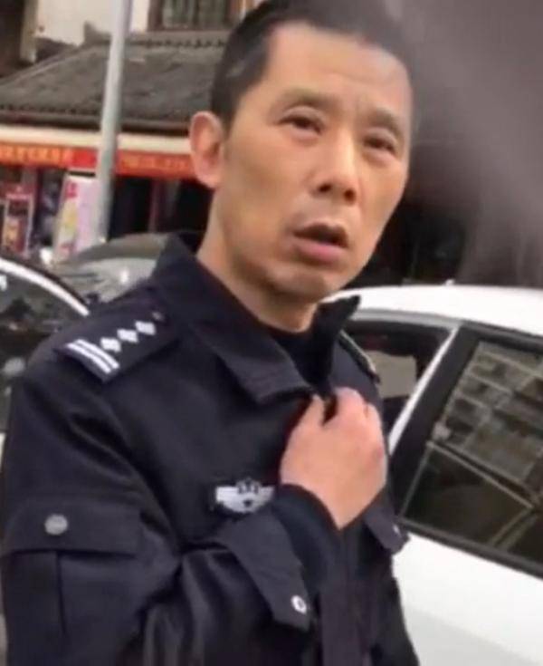 视频:协警制止警察违停 被当众嘲笑鄙视协警制止警察违停 被当众嘲笑