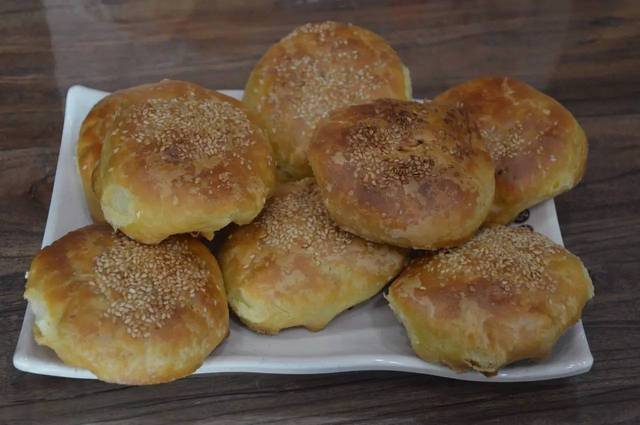 ganglu shaobing石记缸炉烧饼黄骅市吊炉烧饼,原称千层吊炉烧饼,是