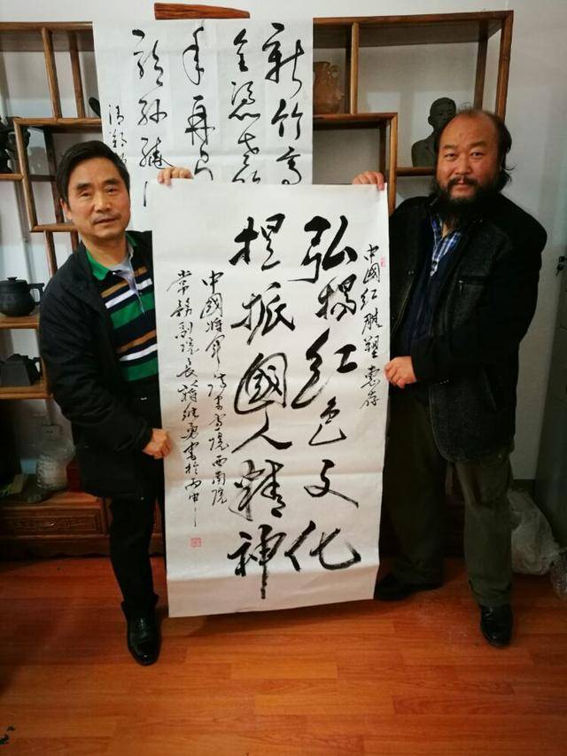 中国将军诗书画院西南院常务副院长蒋维勇向鲜志彬同志赠送书法作品