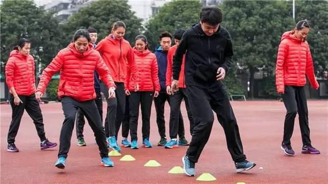 青训营总顾问余维立老师在现场示范.