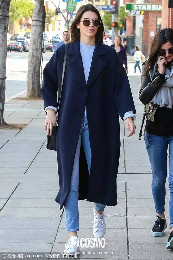 kendall一件藏蓝色的廓形大衣搭配牛仔裤和灰色针织衫,轻松出街,这样