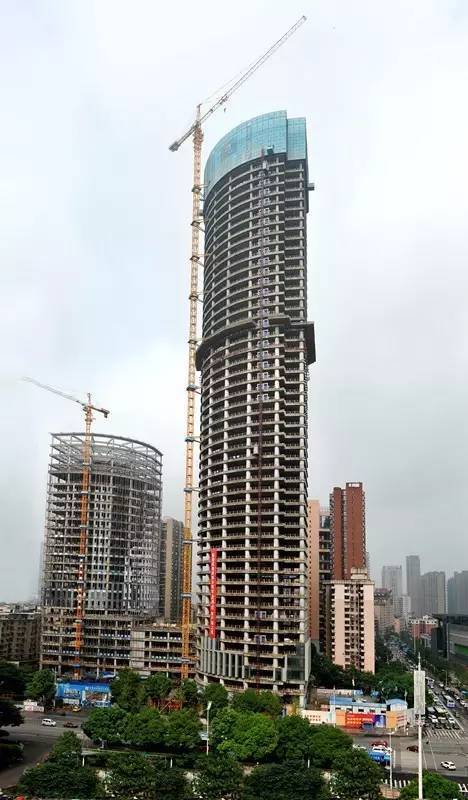 位于芙蓉中路与湘春路交汇处,主楼高248米,在长沙在建高楼群中排名第